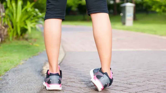 علت پیچ خوردن پا