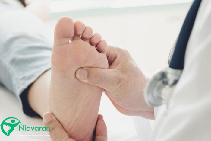 معاینه کف پا توسط پزشک