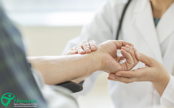 برای درمان بیماری های دست به چه دکتری مراجعه کنیم