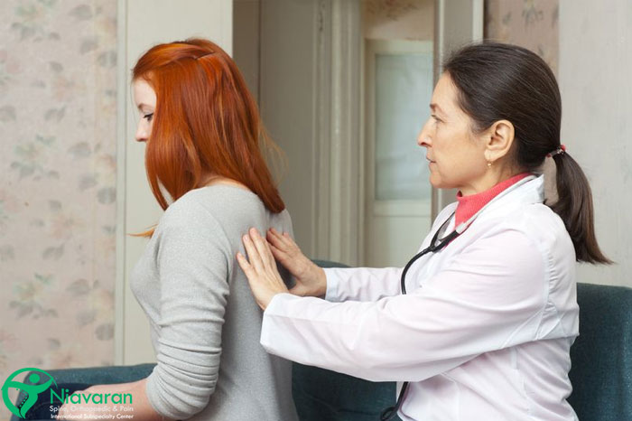 معاینه کمر توسط پزشک مختصص