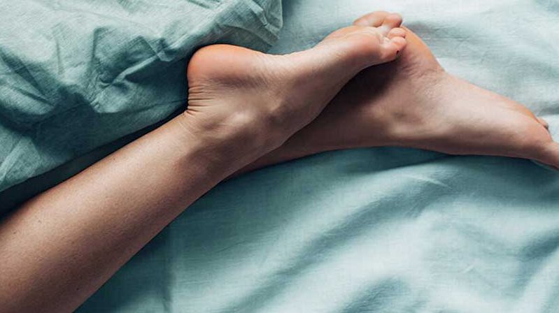 علت داغ شدن کف پا