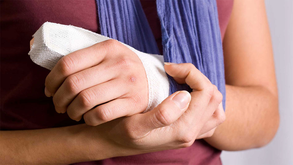 شکستگی مچ دست؛ آشنایی با علل، نشانه ها و روش های درمان